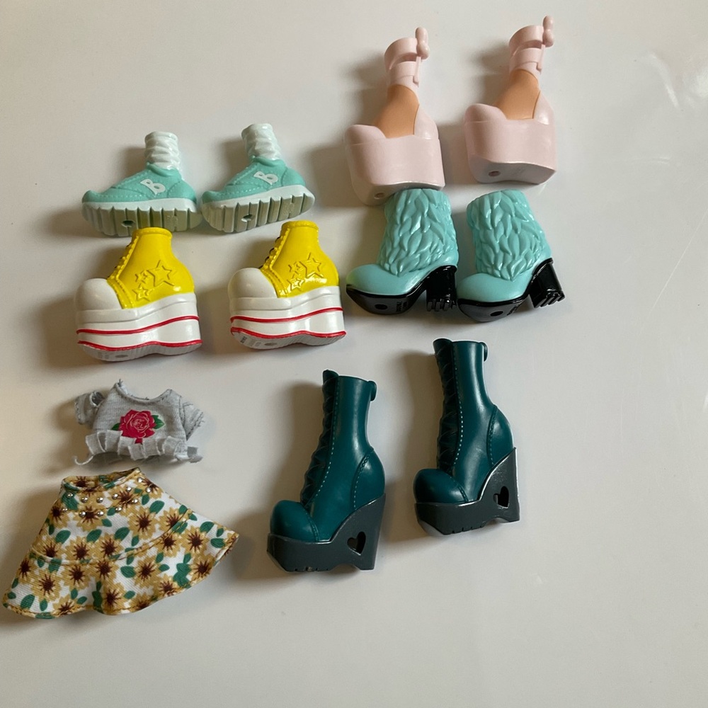 Bratz 2015 5 pairs of shoes and outfit bundle lot